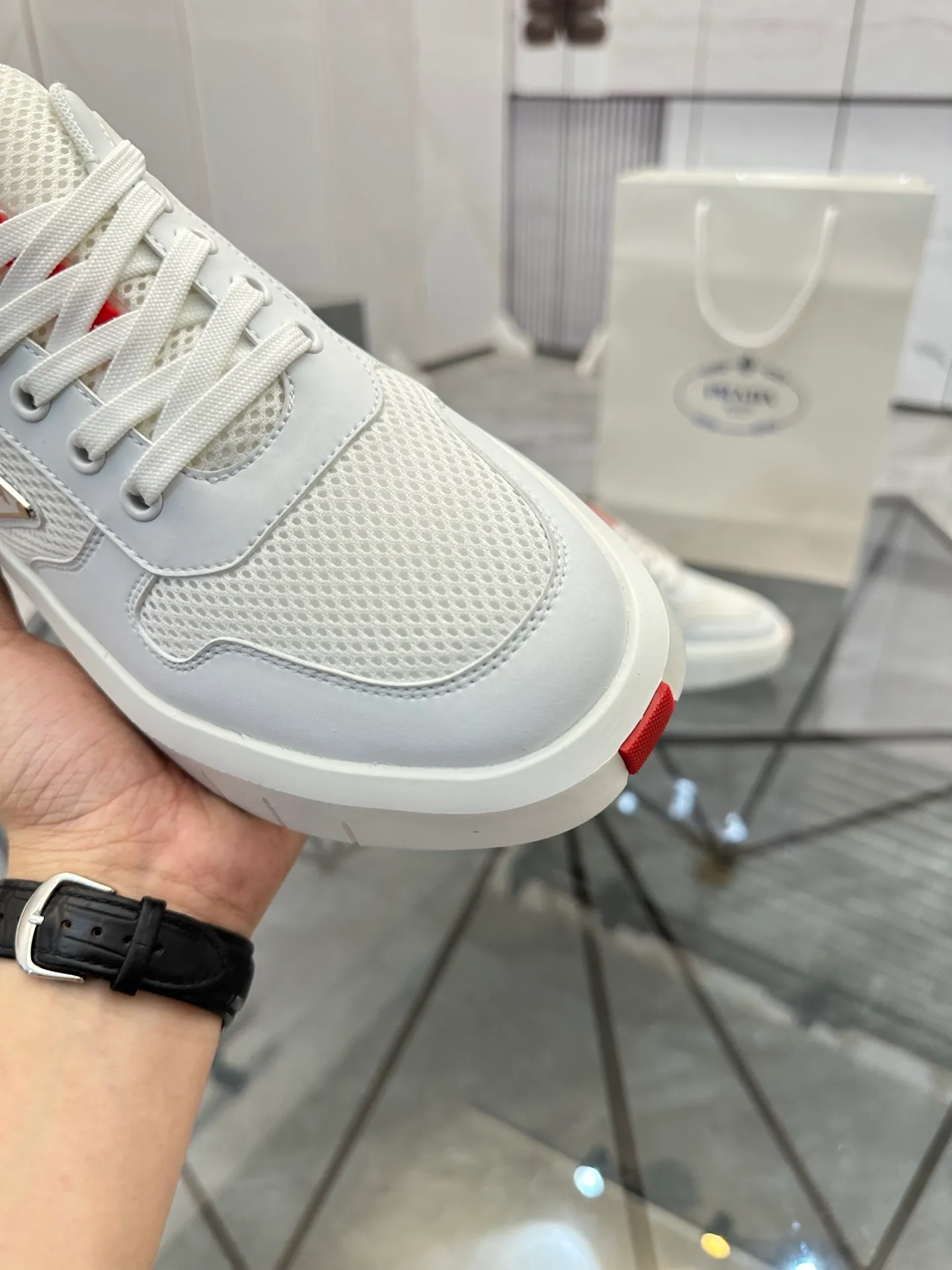 Men's shoes: 💰P620¥ High-end top quality Product trademark: Prada *"Prada*" low-top casual shoes Regular size: 38-45 (can be customized to 46) Product materials: imported first-layer cowhide leather on the upper spliced ​​with original fabric, breathable lining, cowhide foot pads, original ultra-light foam outsole. No.: 001